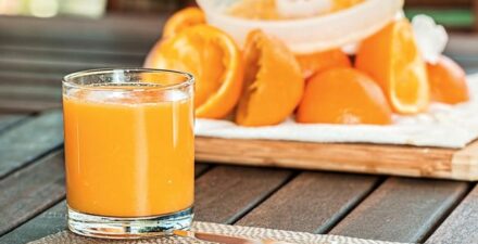 Jus jeruk, salah satu jus untuk meningkatkan kecerdasan otak anak.