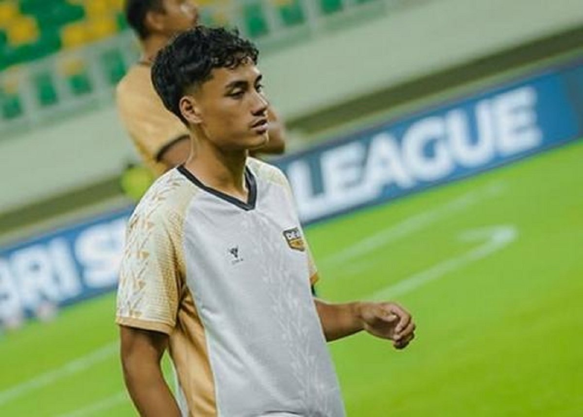 Rafael Struick kala membela Dewa United.