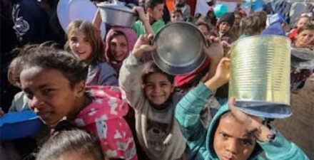 Anak-anak Palestina antre untuk menerima bantuan pangan