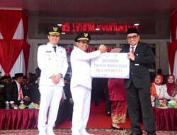 HUT RI ke-80, Bank Nagari Serahkan Dividen dan Beasiswa ke Pemkab