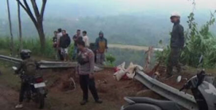 Sebuah truk bermuatan pupuk terperosok ke jurang