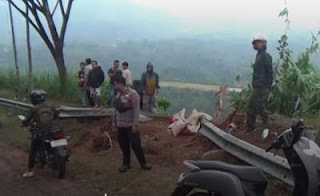 Sebuah truk bermuatan pupuk terperosok ke jurang