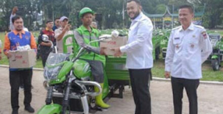 Wako Fadly Amran serahkan bantuan becak motor.