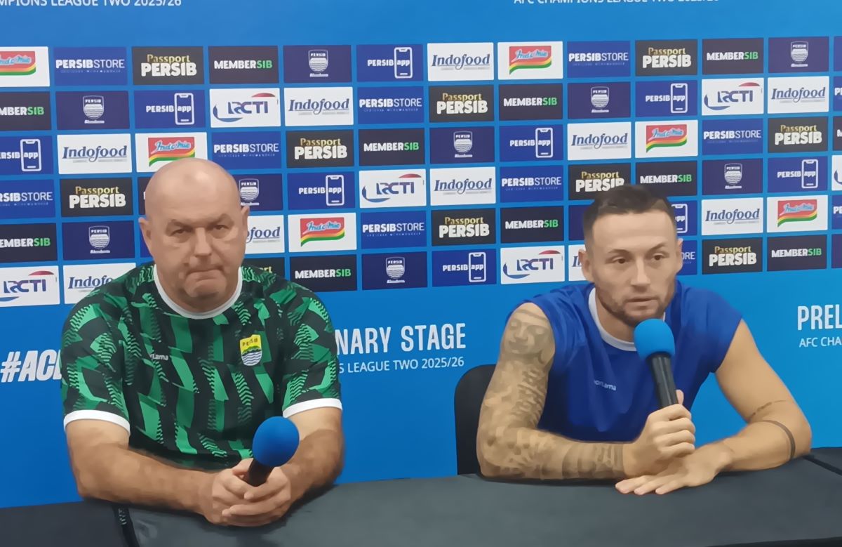 Gelandang Persib Bandung Marc Klok (kanan) merasa Manila Digger FC ingin merekrutnya.