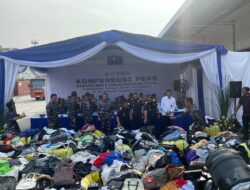 Bea Cukai Tanjung Priok Sita Ratusan Bal Pakaian Bekas