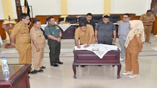 Pemko dan DPRD Padang mengesahkan ranperda APBD Perubahan Pariaman 2025 menjadi Perda APBD Perubahan 2025.