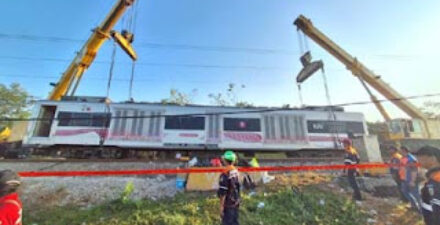 Evakuasi gerbong KA Argo Bromo Anggrek yang anjlok di wilayah Subang, Jawa Barat.