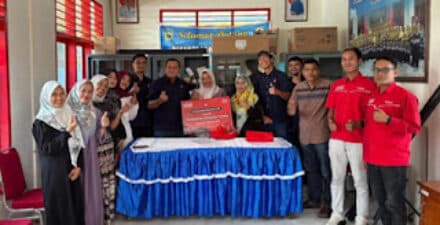 Penyerahan bantuan dilakukan secara simbolis