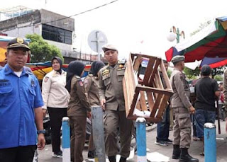 Satpol melakukan penertiban Pedagang Kaki Lima di Padang.
