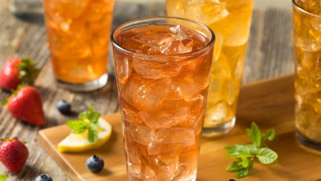 Sulit sekali menolak godaan es teh apalagi saat cuaca panas. Apa efek terlalu sering minum es teh pada tubuh?