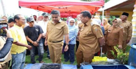 Wagub Sumbar Vasko Ruseimy menyerahkan indukan lele unggul kepada kelompok budidaya ikan di Pariaman.