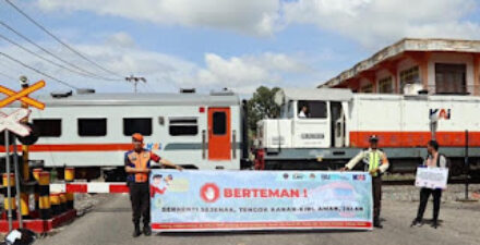 Sosialisasi di perlintasan kereta.