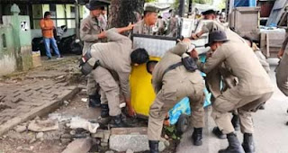 Satpol PP melakukan penertiban lapak PKL di Padang.
