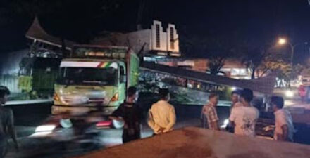 Gapura runtuh di jalur Padang-Solok.