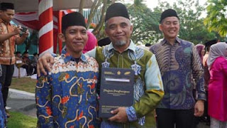 PalmCo memberikan penghargaan kepada karyawannya.