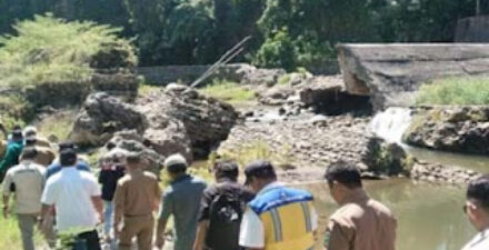 Kepala BWSS V Naryo Widodo bersama Bupati Padang Pariaman, Sumbar John Kenedy Azis