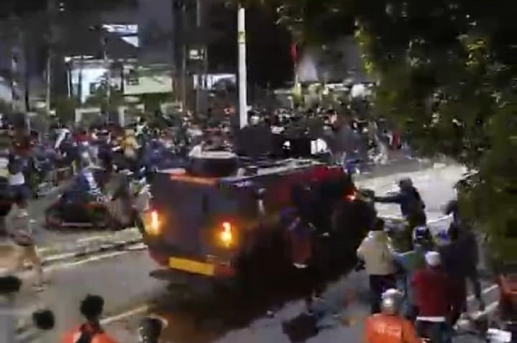 Viral mobil rantis Brimob tabrak rantis ojol