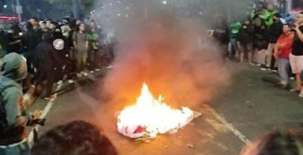 Massa driver ojol membakar ban dan memblokade jalan