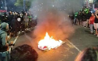 Massa driver ojol membakar ban dan memblokade jalan