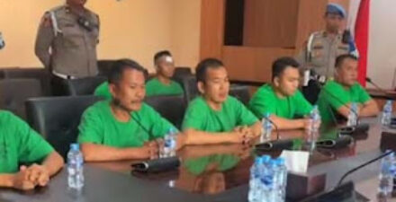 Tampang polisi yang melindas driver ojol Affan dengan rantis Brimob saat diperiksa Propam Polri