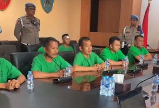 Tampang polisi yang melindas driver ojol Affan dengan rantis Brimob saat diperiksa Propam Polri