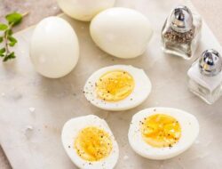 Telur Rebus Matang vs Setengah Matang, Mana Lebih Sehat?