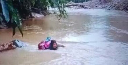 Dona Lubis, bidan viral yang mengarungi derasnya Sungai