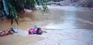 Dona Lubis, bidan viral yang mengarungi derasnya Sungai