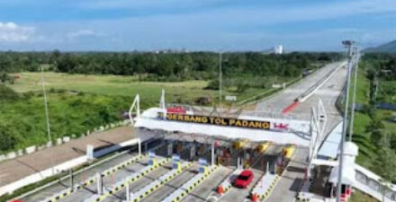 Sejumlah kendaraan melintas di Tol seksi Padang-Sicincin di Kabupaten Padang, Pariaman, Sumbar