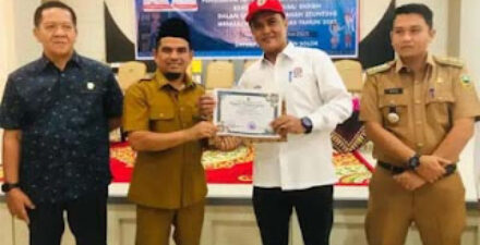 Pemkab Solok serahkan penghargaan untuk PT Semen Padang karena program GENTING.