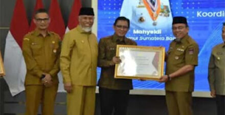 Pemko Padang raih tinga penghargaan bergengsi.