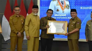 Pemko Padang raih tinga penghargaan bergengsi.