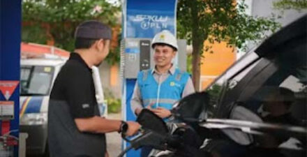 Pengguna kendaraan listrik saat mengisi daya di SPKLU.