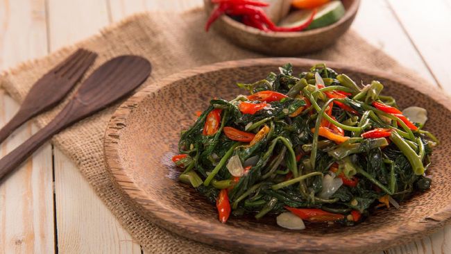 Tumisan sayur jadi salah satu menu makan siang yang bantu bakar lemak perut.