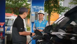 Pengguna kendaraan listrik saat mengisi daya di SPKLU.