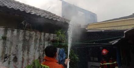 Tim Damkar Padalarang Padamkan Api di KBB dengan Cepat