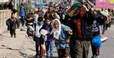 Warga Palestina yang mengungsi dari Gaza utara berjalan kaki ke selatan