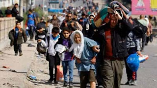 Warga Palestina yang mengungsi dari Gaza utara berjalan kaki ke selatan