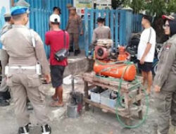 Jelang HUT RI ke-80, Satpol PP dan PLN Tertibkan PKL di Sekitar Gardu Listrik