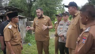 Wako Fadly Amran berkoordinasi dengan warga di SD Pasa Laban Bungus.