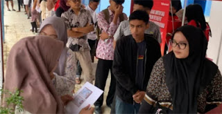 Antrean panjang peserta di kantor Disbuparpora untuk mengambil nomor dada dan kaos gratis.