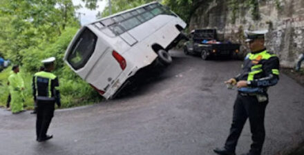 Sebuah bus pariwisata bernomor B 2057 XAO Jakarta menuju Bukittinggi mengalami kecelakaan.