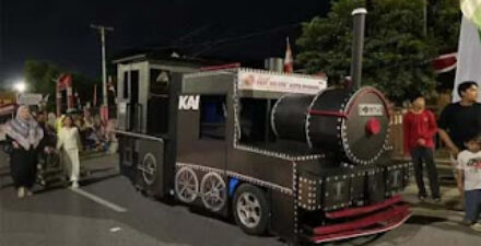Replika kereta Mak Itam di pawai Telong-telong HJK ke-356 Kota Padang.