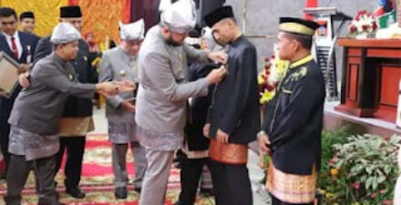 Kepala Unit Komunikasi dan Kesekretariatan PT Semen Padang Ilham Akbar dapat pin emas.