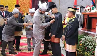 Kepala Unit Komunikasi dan Kesekretariatan PT Semen Padang Ilham Akbar dapat pin emas.