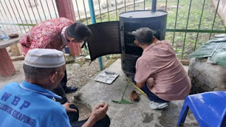 Para warga binaan saat dilatih proses pembuatan ikan salai.
