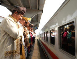 Pegawai dan Penumpang KAI Ikut Upacara HUT RI ke-80