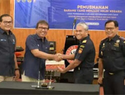 15 Juta Batang Rokok Ilegal dan Barang Sitaan Dibakar di Padang