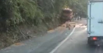 Sebuah truk bermuatan Crude Palm Oil (CPO) mengalami kecelakaan