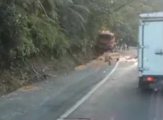 Sebuah truk bermuatan Crude Palm Oil (CPO) mengalami kecelakaan